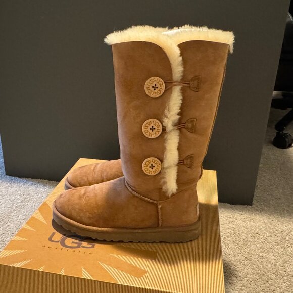 UGG Bailey Button Triplet Chestnut Suede Sheepskin Women’s Boots Size 7 w/Box - Picture 1 of 8